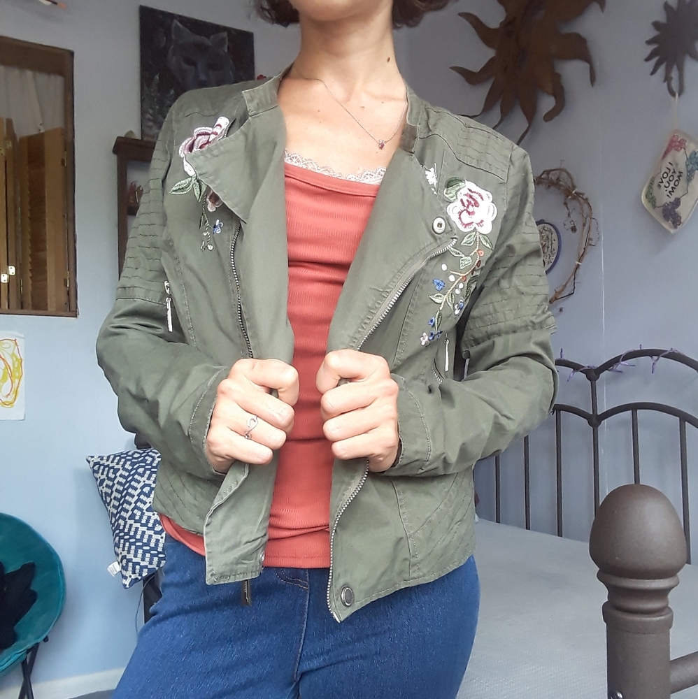 Fitted Floral Embroidered Jacket